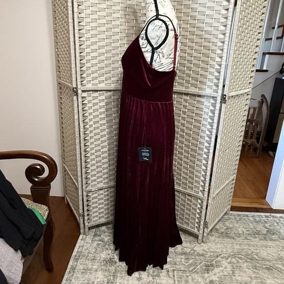 Lulus UNREAL CHARMER PLEATED DRESS Size L Burgundy Velvet Spaghetti Strap NEW - Picture 2 of 11